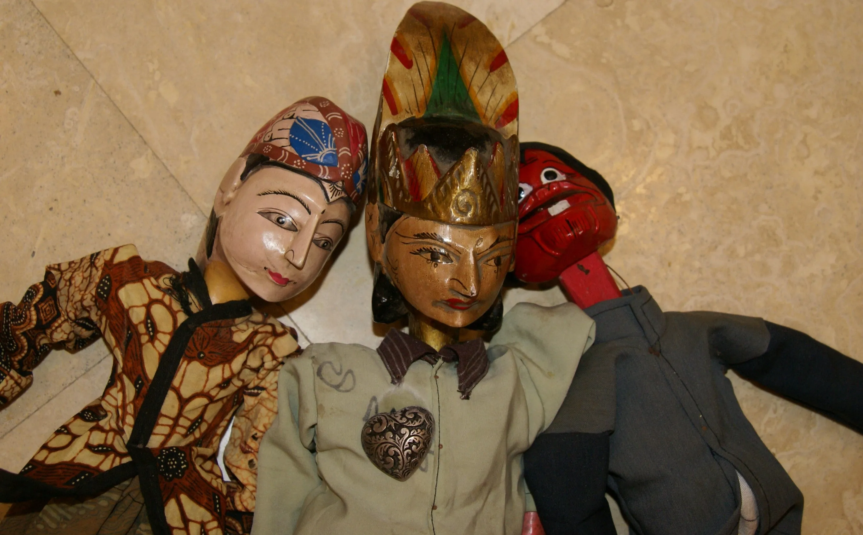 Choice between 3 Old Javanese Theater Hand Carved Hand Painted Wooden Wayang Golek, Collector Puppet Dolls, King Rama, Courtesan or Prankster, or all. Yogyakarta, late 1900’s, Indonesia.