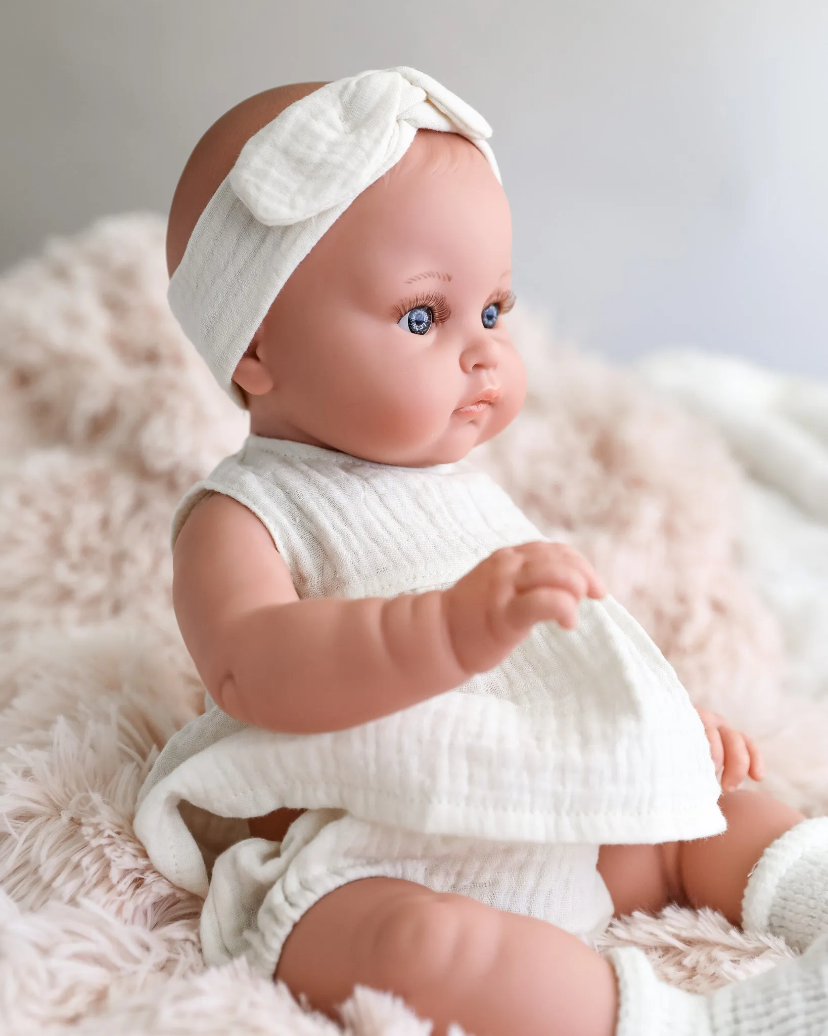 Minikane Doll | 18" Bambini Girl Doll Yaelle in White Outfit